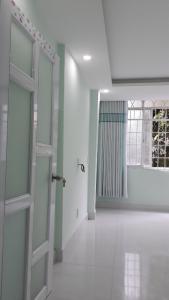 phòng khách  Nhà phố hướng Tây Nam, gần đại lộ Võ Văn Kiệt.