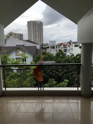 View nhà phố Nhà phố hướng Đông 2 mặt hẻm xe hơi, diện tích sử dụng 376m2.