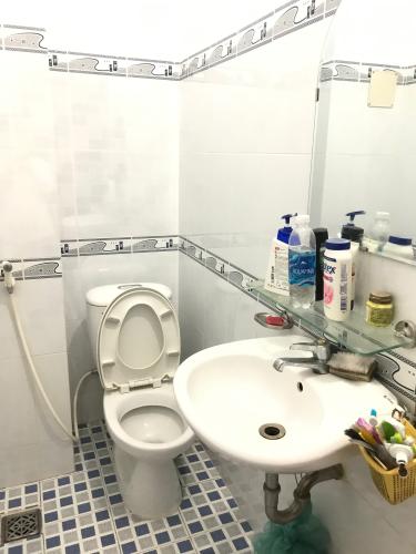 Toilet nhà phố Quận 7 Bán nhà 3 tầng phường Phú Mỹ, Quận 7, cách cầu Phú Xuân 500m