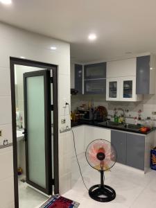 Phòng bếp nhà phố Quang Trung, Gò Vấp Nhà phố hướng Tây, diện tích 33.8m2, đầy đủ nội thất tiện nghi.