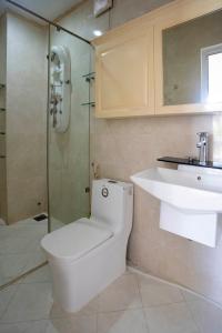 Phòng tắm biệt thự Trần Não, Quận 2 Biệt thự thiết kế phong cách tân cổ điển, nội thất sang trọng.