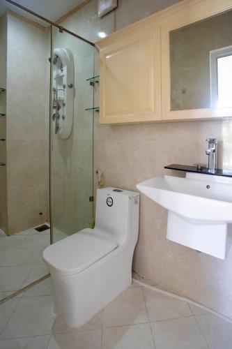 Phòng tắm biệt thự Trần Não, Quận 2 Biệt thự thiết kế phong cách tân cổ điển, nội thất sang trọng.