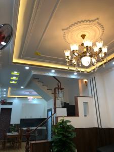 Phòng khách Nhà phố cửa chính hướng Tây, khu dân cư an ninh hiện hữu.