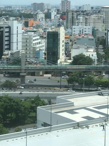 VIEW Bán căn hộ Vinhomes Central Park tầng thấp, tháp Landmark 5, đầy đủ nội thất, view hồ bơi và mé sông