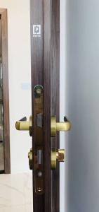 Key cửa chính SUNSHINE CITY SÀI GÒN Cho thuê căn hộ Officetel Sunrise City Saigon, diện tích 69m2, nội thất cơ bản, tiện nghi