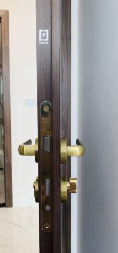 Key cửa chính SUNSHINE CITY SÀI GÒN Cho thuê căn hộ Officetel Sunrise City Saigon, diện tích 69m2, nội thất cơ bản, tiện nghi