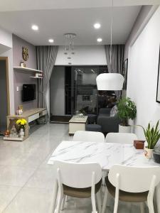 Phòng khách căn hộ Thủ Thiêm Garden Quận 9 Căn hộ Thủ Thiêm Garden tầng 10 đón view sông mát mẻ, đầy đủ nội thất.