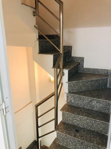 Cầu thang nhà phố Phú Nhuận Bán nhà mặt tiền đường Trường Sa, Phú Nhuận, sổ hồng, cách cầu Kiệu 500m