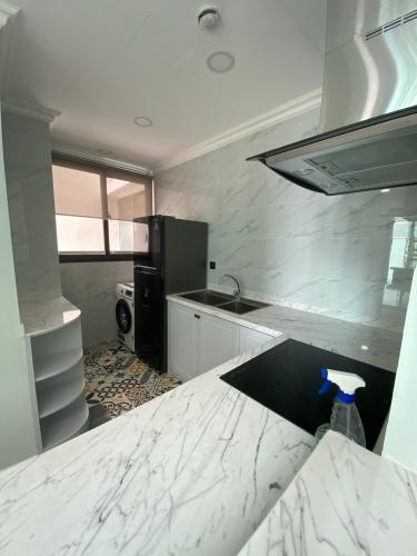 Nhà bếp căn hộ Feliz en Vista Căn hộ Feliz En Vista nội thất cao cấp đầy đủ, tầng cao view thành phố