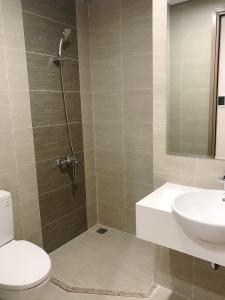 nhà wc 1  căn hộ Vinhomes Grand Park Căn hộ Vinhomes Grand Park bàn giao hoàn thiện, không có nội thất.