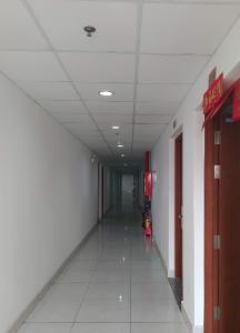 Hành lang Tara Residence, Quận 8 Căn hộ Tara Residence tầng trung, view nội khu hồ bơi.