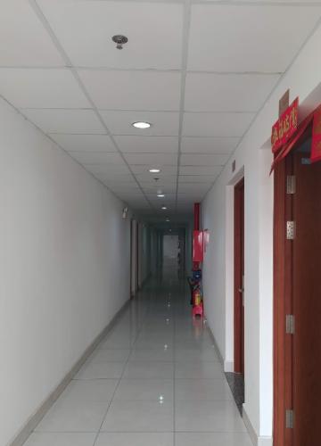 Hành lang Tara Residence, Quận 8 Căn hộ Tara Residence tầng trung, view nội khu hồ bơi.