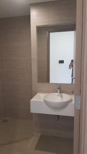 Phòng tắm căn hộ Vinhomes Grand Park Căn hộ Vinhomes Grand Park nội thất cơ bản, view thành phố.