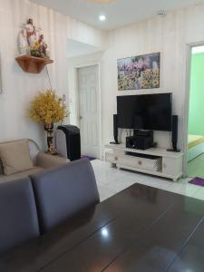 Phòng khách căn hộ Investco Babylon Tân Phú Căn hộ Investco Babylon bàn giao đầy đủ nội thất, view thành phố.