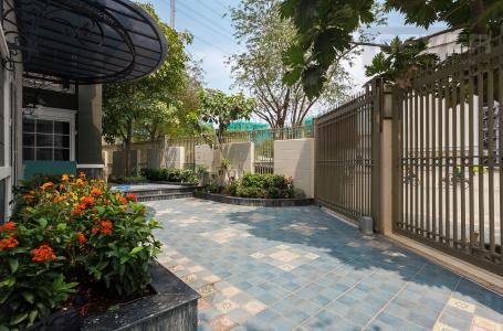 Sân biệt thự Nhà Bè Bán hoặc cho thuê biệt thự KDC Kim Long, Nhà Bè, diện tích đất 10x21m, đầy đủ nội thất cao cấp, cửa hướng Nam