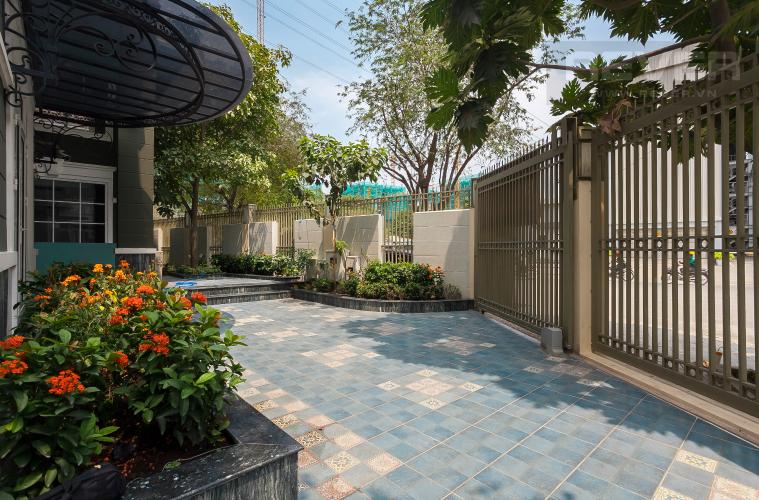 Sân biệt thự Nhà Bè Bán hoặc cho thuê biệt thự KDC Kim Long, Nhà Bè, diện tích đất 10x21m, đầy đủ nội thất cao cấp, cửa hướng Nam