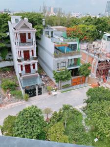 View nhà phố Quận 2 Bán nhà cách Chợ Bình Trưng 700m, nội thất cơ bản.