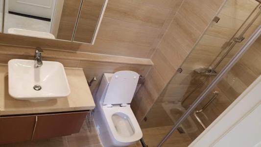 Toilet căn hộ Vinhomes Golden River Cho thuê căn hộ Vinhomes Golden River 2PN, diện tích 70m2, đầy đủ nội thất, view sông Sài Gòn