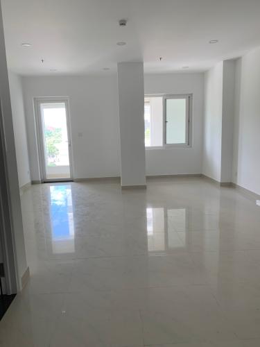 phòng khách căn hộ sài gòn mia Bán căn hộ tầng trung Saigon Mia chưa bàn giao, ban công thoáng mát.