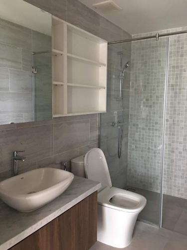 Phòng tắm Kingdom 101, Quận 10 Căn hộ Kingdom 101 ban công hướng Đông Bắc, view nội khu.