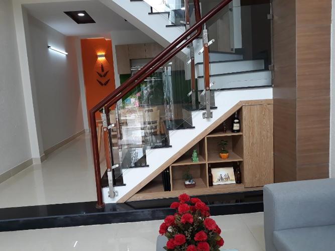 Phòng khách nhà phố Quận 9 Bán nhà 3 tầng hẻm 47 Trường Lưu, Quận 9, DT 52m2, gần chợ Long Trường