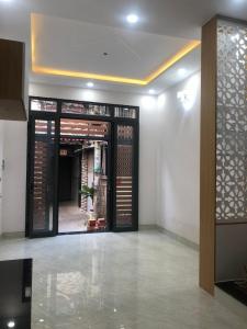 Bán nhà 3 tầng hẻm Xóm Chiếu, Quận 4, diện tích đất 28m2, nội thất cơ bản, sổ hồng chính chủ