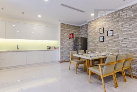 Bàn ăn Căn hộ Vinhomes Central Park tầng trung, tòa Landmark 6, 4 phòng ngủ, full nội thất