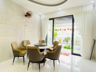 Phòng sinh hoạt chung Nhà phố Q.Gò Vấp hướng Bắc bàn giao đầy đủ nội thất, có sổ hồng riêng.