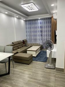 Phòng khách căn hộ Lavida Plus, Quận 7 Căn hộ chung cư Lavida Plus nội thất đầy đủ, view thành phố sầm uất.