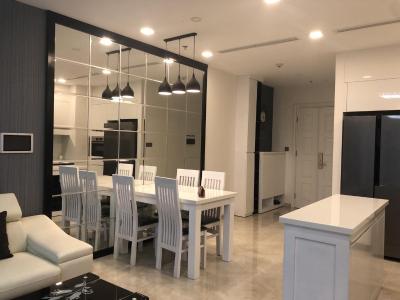 Phòng khách căn hộ VINHOMES GOLDEN RIVER Bán căn hộ Vinhomes Golden River 2PN, diện tích 78m2, đầy đủ nội thất, view sông Sài Gòn và Bitexco