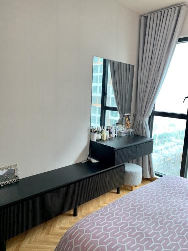 Phòng ngủ Feliz En Vista Căn hộ Feliz En Vista tầng cao, view nội khu hồ bơi.