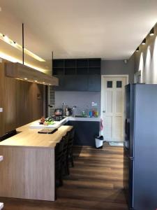 Bán căn hộ Era Town tầng cao, 2 phòng ngủ, diện tích 61.5m2, thiết kế hiện đại, đầy đủ nội thất.