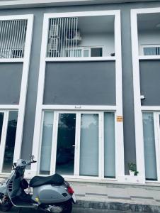 Bên trong căn TM Moonlight Boulevard Bình Tân Shophouse Moonlight Boulevard bàn giao nội thất cơ bản.