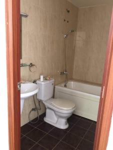 Phòng tắm The Harmona, Tân Bình Căn hộ The Harmona tầng cao, ban công hướng Đông Nam view Bitexco.