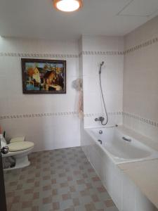 Toliet căn hộ chung cư Phú Mỹ Căn hộ Block 01 chung cư Phú Mỹ đầy đủ nội thất