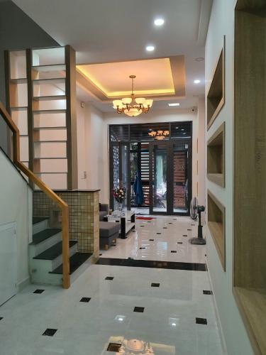 Phòng khách nhà Tân Phú Nhà phố hướng Tây Bắc diện tích sử dụng 185m2, nội thất cơ bản.