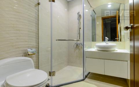 Phòng tắm 1 Căn hộ Vinhomes Central Park tầng cao tháp Central 3 nhìn về khu vực Bình Thạnh