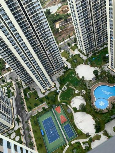 View Vinhomes Grand Park Quận 9 Căn hộ Vinhomes Grand Park tầng trung, bàn gia nội thất cơ bản.