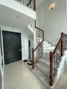 Cầu thang căn hộ Feliz en Vista Căn hộ Feliz En Vista nội thất cao cấp đầy đủ, tầng cao view thành phố