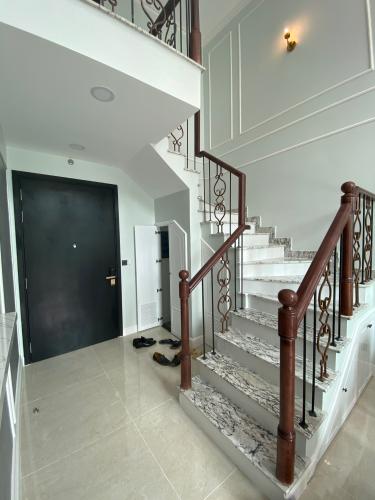 Cầu thang căn hộ Feliz en Vista Căn hộ Feliz En Vista nội thất cao cấp đầy đủ, tầng cao view thành phố