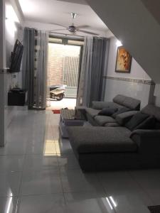 Phòng khách nhà phố đường Huỳnh Tấn Phát, Quận 7 Nhà phố hướng Nam diện tích đất 56m2, sổ hồng bàn giao ngay.