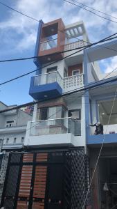 Mặt tiền nhà Tân Phú Nhà phố hướng Tây Bắc diện tích sử dụng 185m2, nội thất cơ bản.