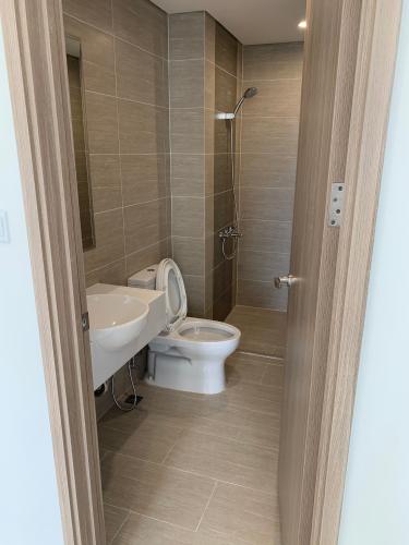 Nội thất cơ bản WC Căn hộ Vinhomes Grand Park tầng 12, view nội khu hồ bơi