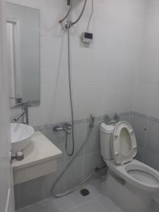 Nội thất phòng tắm căn hộ Sky Garden 3 Căn hộ Sky Garden 2 phòng ngủ thiết kế hiện đại, view thành phố.