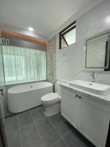 Phòng tắm căn hộ Feliz en Vista  Căn hộ Feliz En Vista nội thất cao cấp đầy đủ, tầng cao view thành phố