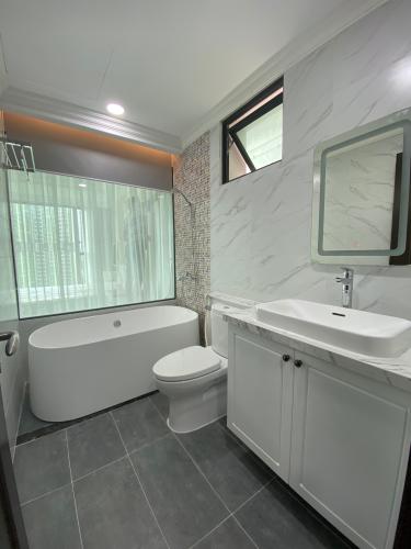 Phòng tắm căn hộ Feliz en Vista  Căn hộ Feliz En Vista nội thất cao cấp đầy đủ, tầng cao view thành phố