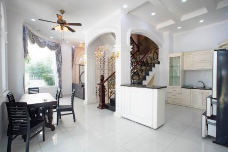 Bên trong biệt thự Trần Não, Quận 2 Biệt thự thiết kế phong cách tân cổ điển, nội thất sang trọng.