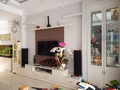 Phòng khách nhà phố Nhà Bè Bán nhà cách Bệnh viện Nhà Bè hơn 500m, nội thất cơ bản.