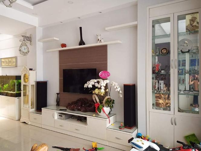 Phòng khách nhà phố Nhà Bè Bán nhà cách Bệnh viện Nhà Bè hơn 500m, nội thất cơ bản.