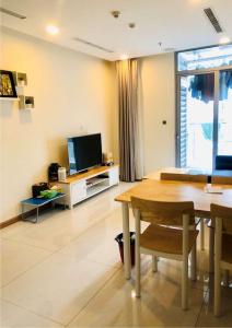 Phòng khách căn hộ 2PN Vinhomes Central Park Cho thuê căn hộ Vinhomes Central Park thuộc tòa Park 6 tầng cao, diện tích 70m2 